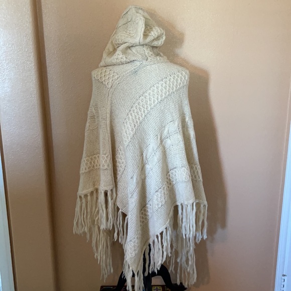 NWT knitted poncho - Picture 2 of 7
